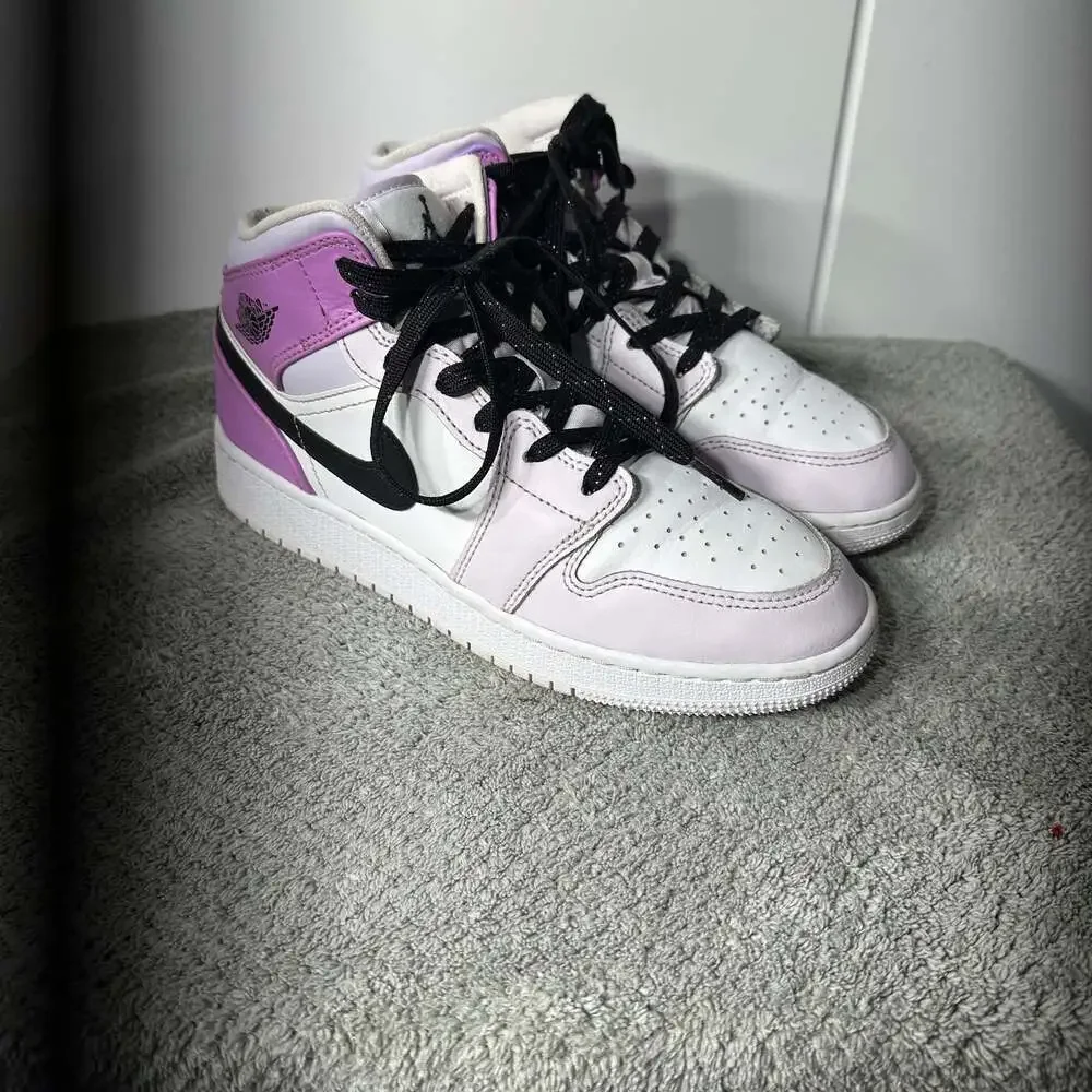 NEW Nike Air Jordan 1 Mid GS White Barely Grape DQ8423-501 Size 5.5 Youth / 7W